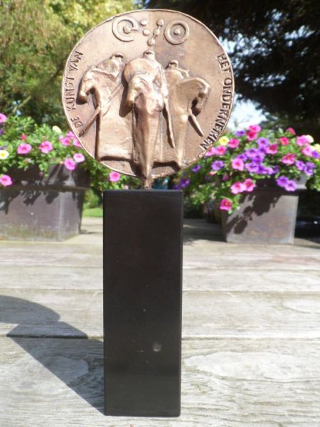 Verkocht.Claus.Eric Claus.Brons beeld."De kunst van het ondernemen".